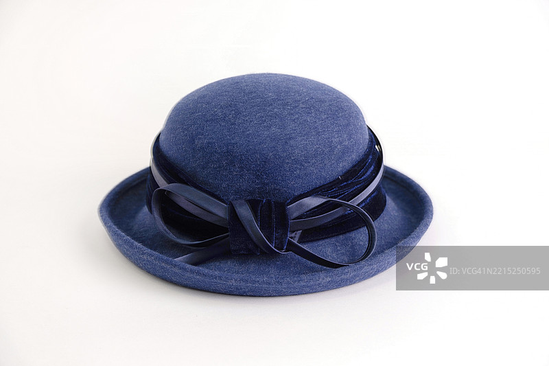 高角度视图的蓝色毛毡帽子，背景为白色图片素材