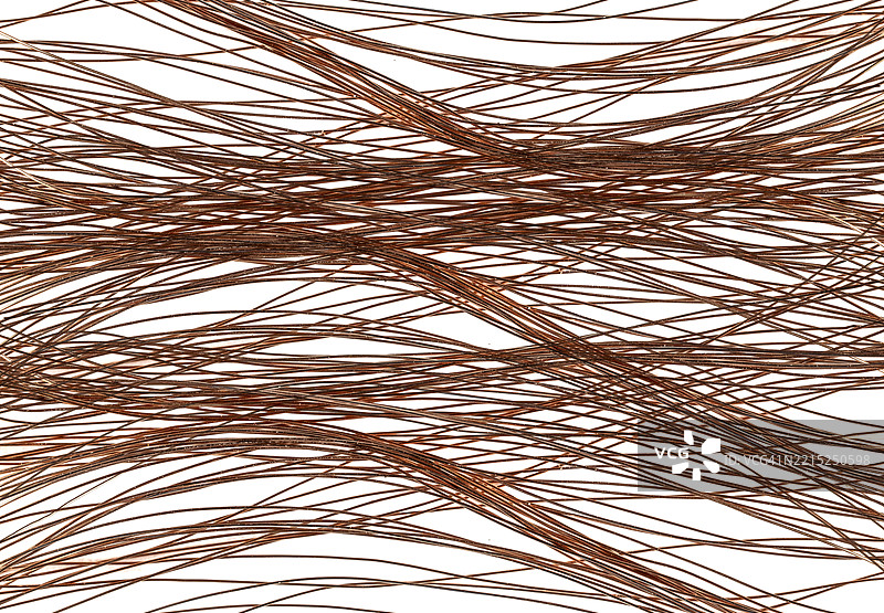 全景，白色背景上的小铜电缆线。图片素材