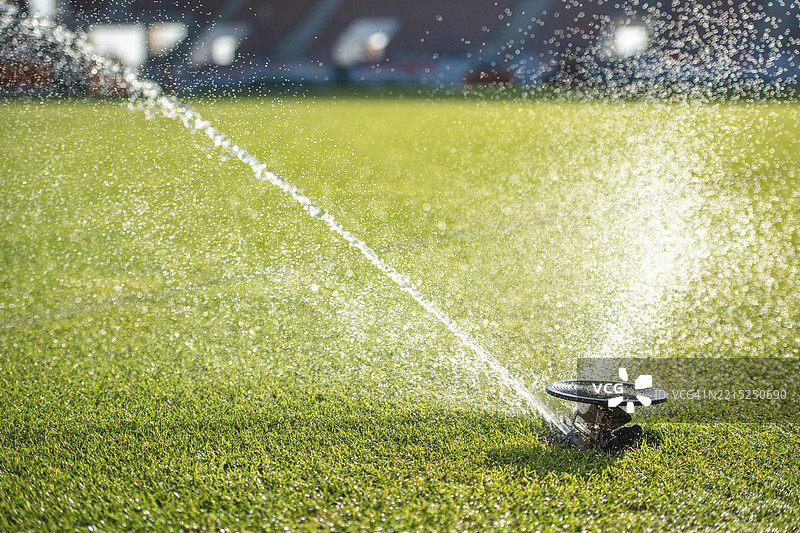 在足球场浇水草坪图片素材