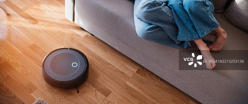 清洁概念 - 自动机器人吸尘器清洁房间图片素材