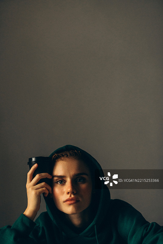 沉思的休闲装人物特写肖像图片素材