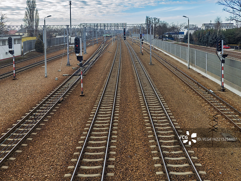 平行的铁路轨道延伸向远方图片素材