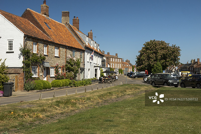 伯纳姆市场的房屋和村庄绿地上的酒吧。图片素材
