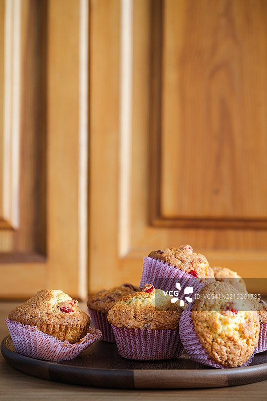 木托盘上的干樱桃松饼图片素材