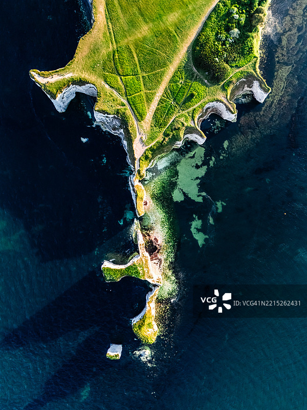 英格兰多塞特郡普尔贝克岛上的老哈里岩石的鸟瞰图图片素材