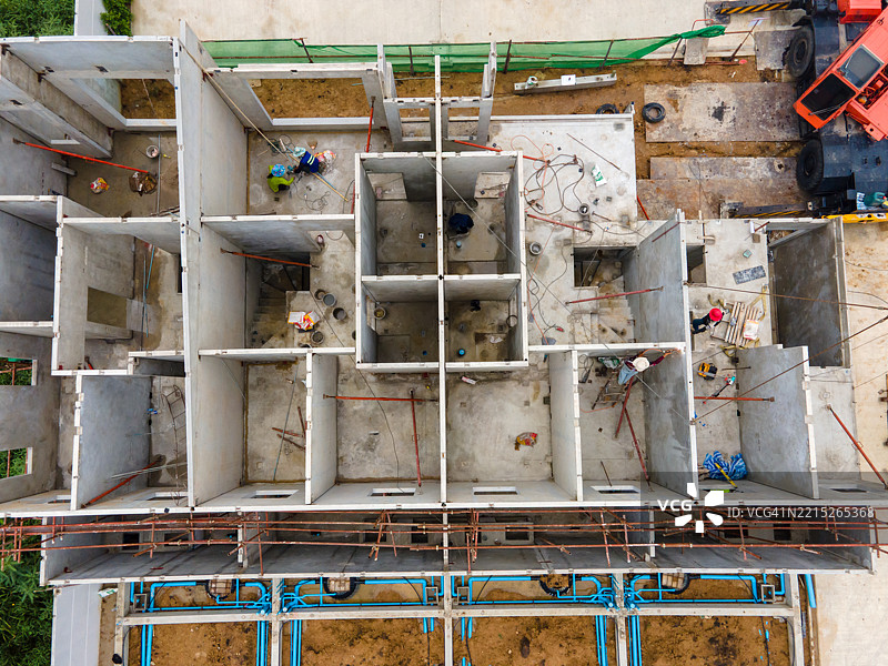 高角度视图。建筑工地，建筑行业，开发联排别墅，建筑活动，工作中图片素材