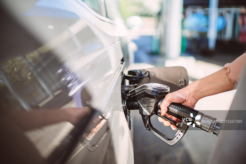 在加油站加柴油图片素材