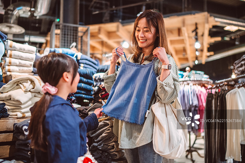 母女在时尚零售店购物选衣服图片素材