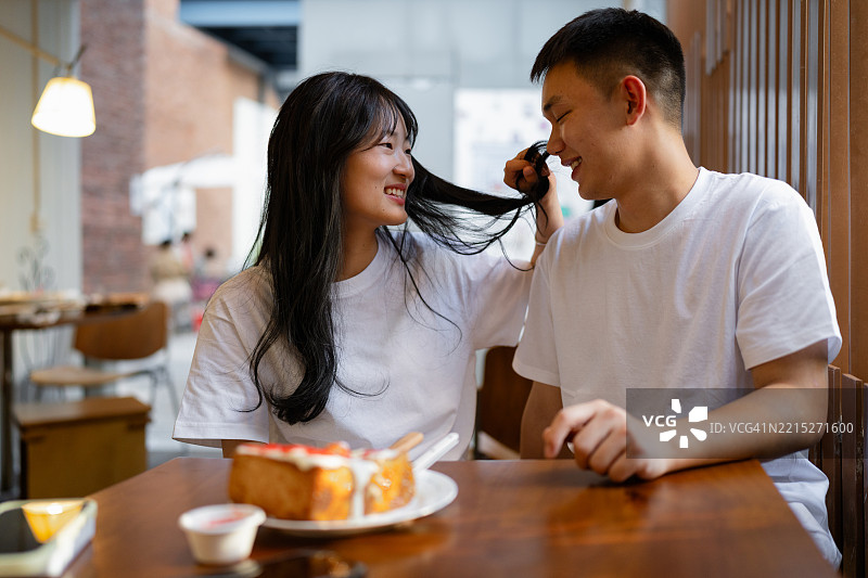 一对情侣在餐厅享受美好的一餐图片素材