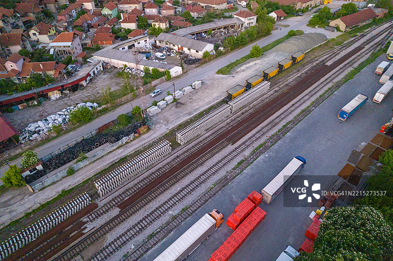 卡车在乡村货场等待装载货物到货运列车上图片素材