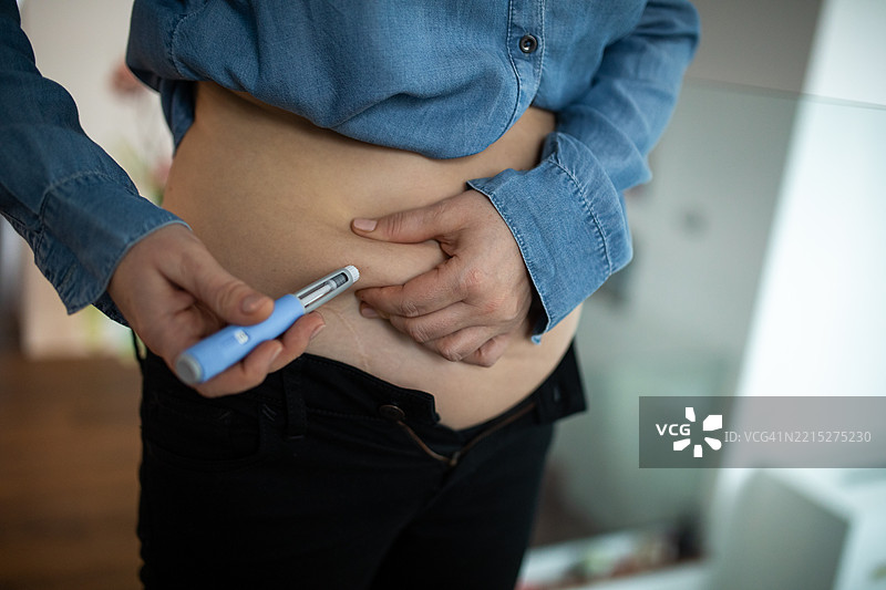 女性注射与糖尿病 - 注射程序与健康生活方式，自我护理图片素材