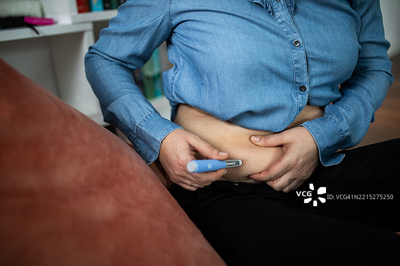 家庭糖尿病管理：胰岛素注射。图片素材