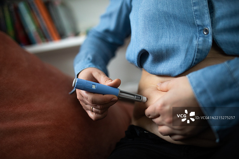 在家自我注射胰岛素图片素材