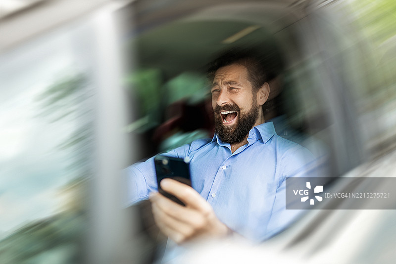 惊恐的司机手持手机对路面危险作出反应图片素材