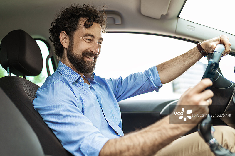 商人在开车时阅读智能手机上的信息图片素材