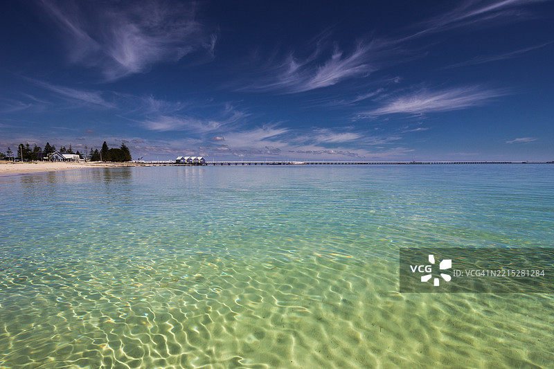 秋季的热带巴瑟尔顿图片素材