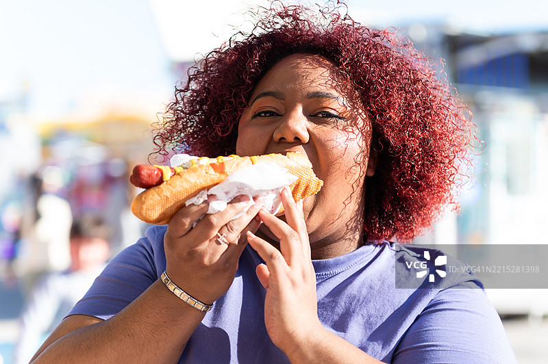 女人在集市上享用热狗图片素材