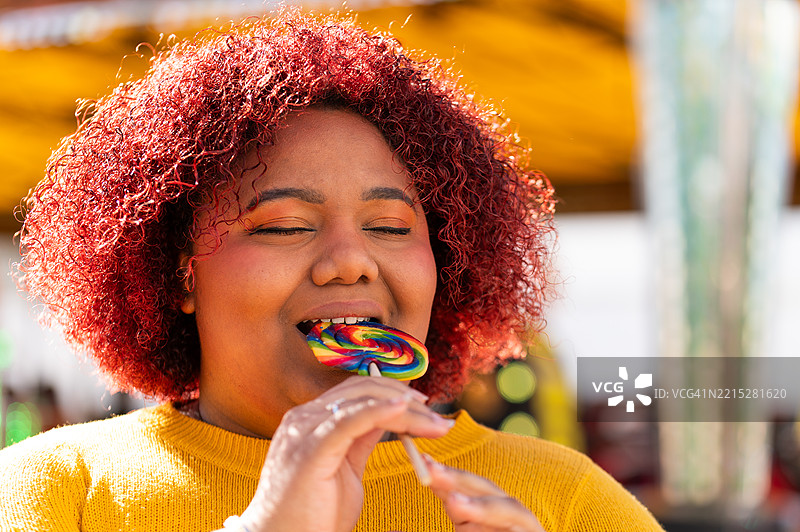 女人在集市上享受棒棒糖图片素材