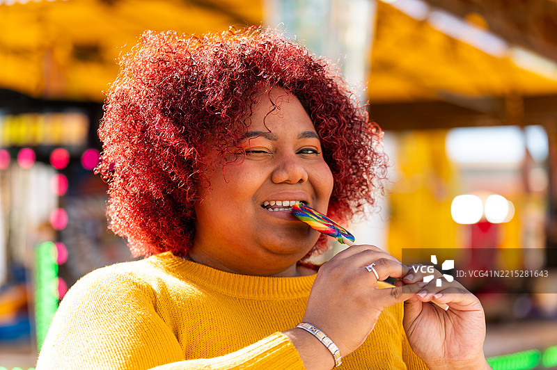 女人在集市上享受棒棒糖图片素材