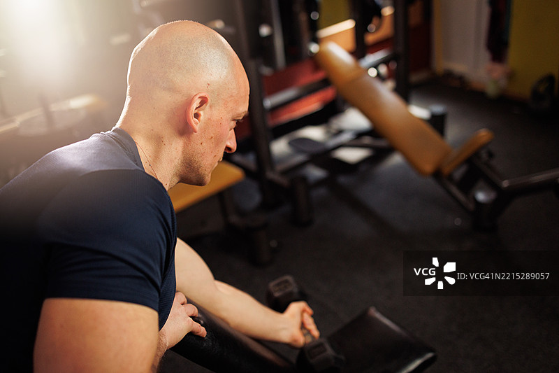 男子进行二头肌弯举图片素材