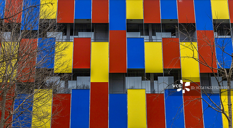 带有色彩模块的外立面图片素材