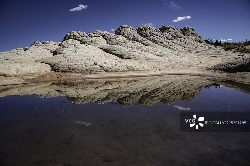 白色口袋的倒影图片素材