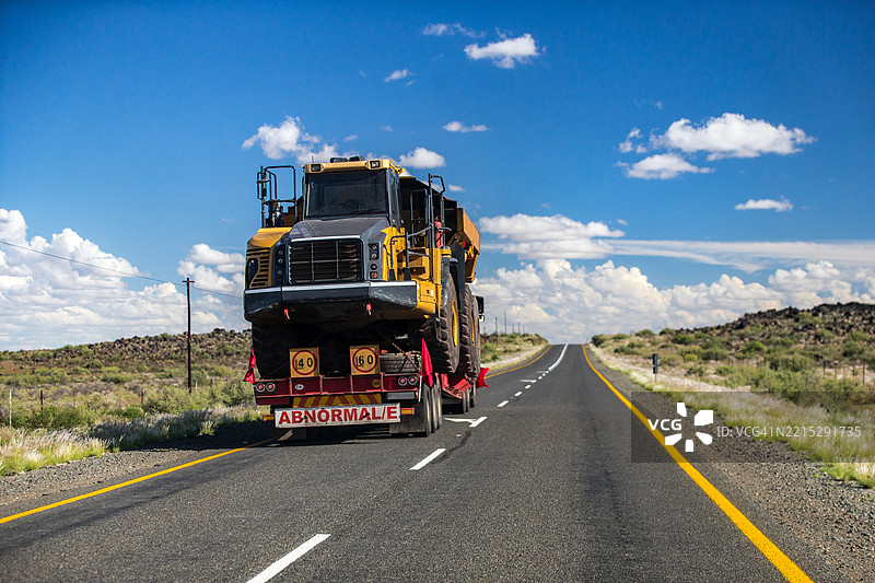 高速公路上的机械运输图片素材