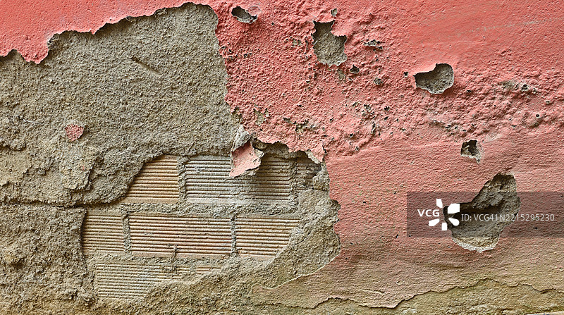 潮湿造成的墙壁损坏。图片素材