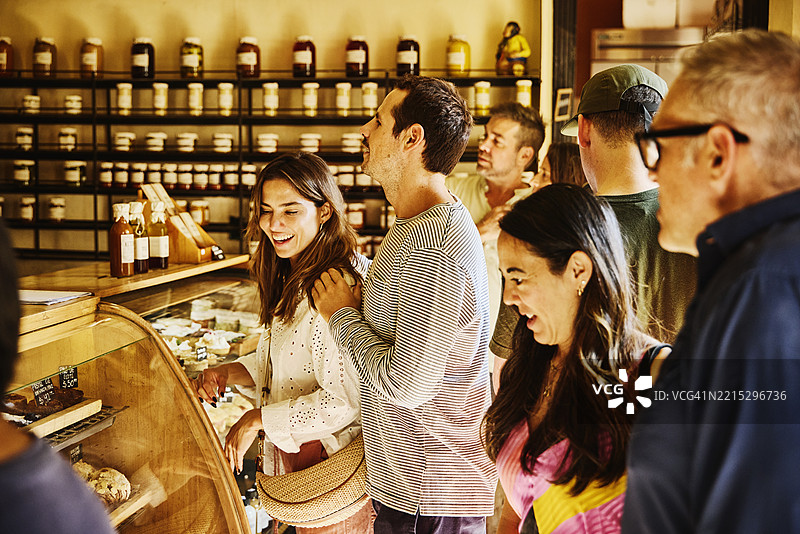 顾客在拥挤的本地面包店等待下单的中景镜头图片素材