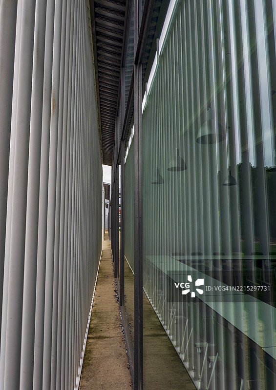 金属外立面与玻璃之间的走廊图片素材