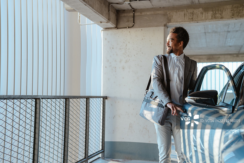 穿着得体的商人走进他的汽车图片素材