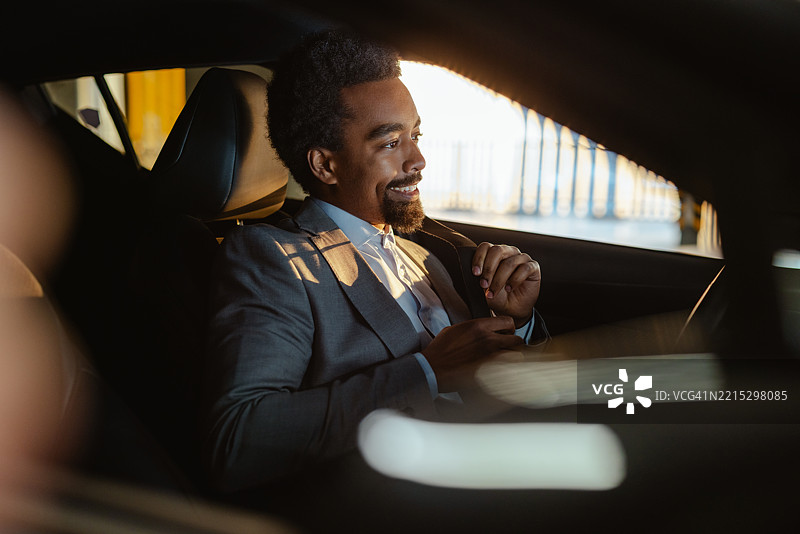 专业男士在车内自信地系好安全带图片素材