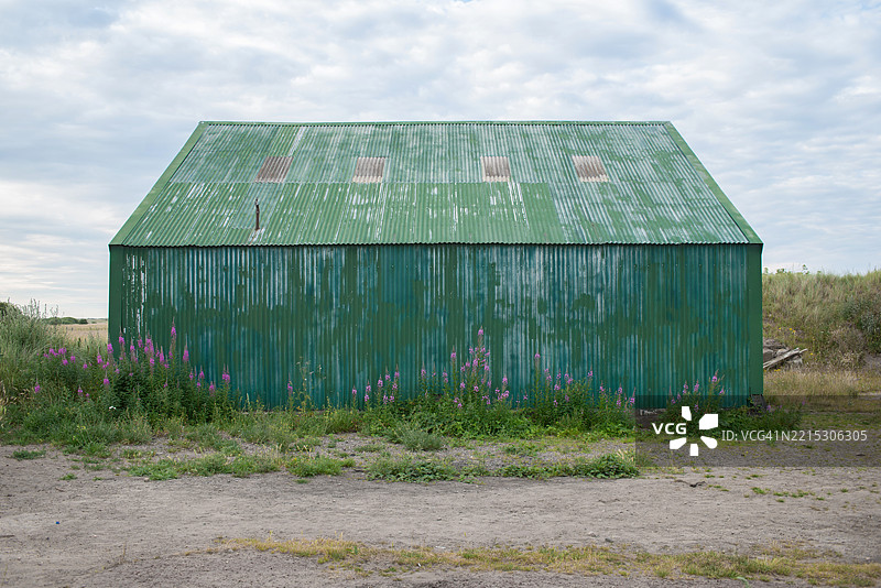 旧绿色金属棚图片素材