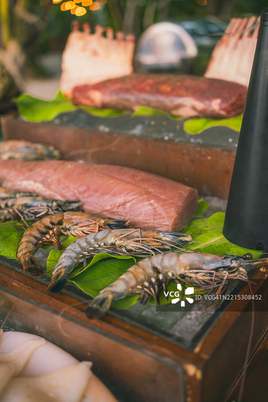 新鲜生海鲜和肉类的选择图片素材