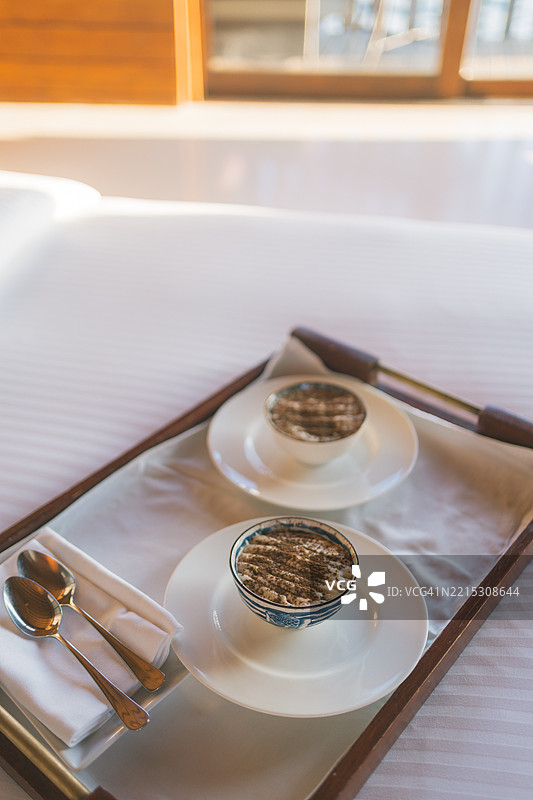 双人巧克力甜点的托盘视图图片素材