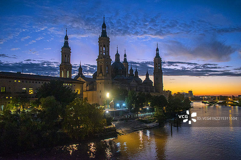 圣母柱大教堂(Catedral Basílica de Nuestra Señora del Pilar,1680年)、石桥和日落时的埃布罗河。西班牙,萨拉戈萨。图片素材
