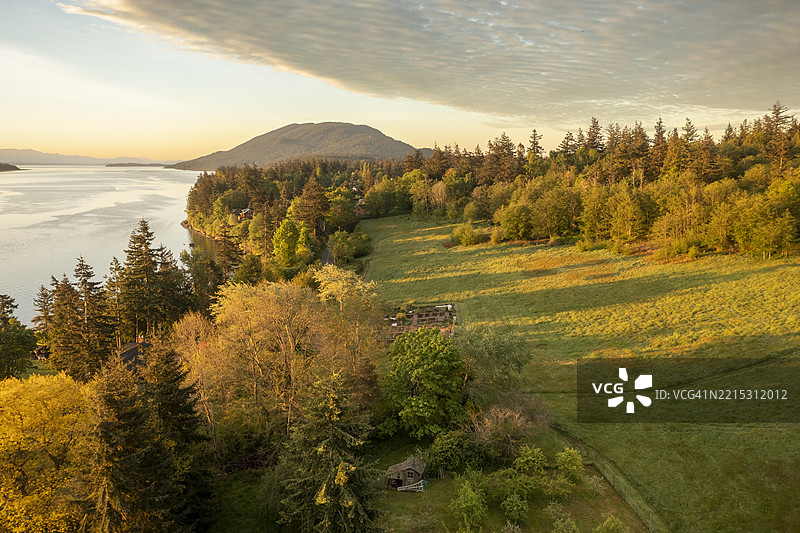 美丽的日出映照在库里保护区上，俯瞰拉米岛东侧的全景。图片素材