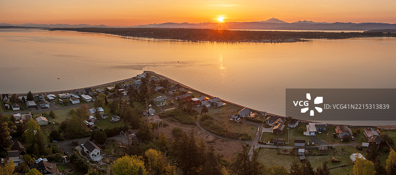 华盛顿州拉米岛哈雷通道的莱恩沙洲日出航拍景观。图片素材