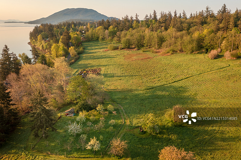 美丽的日出映照在库里保护区上，俯瞰拉米岛东侧的景色。图片素材