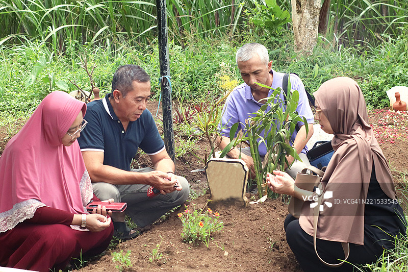 拜访墓地或墓地朝圣。图片素材