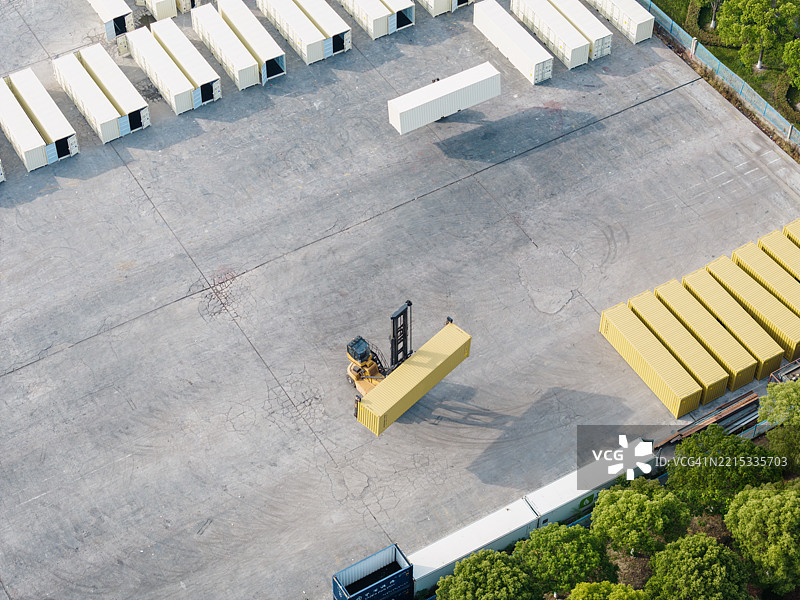 起重机在集装箱码头作业图片素材