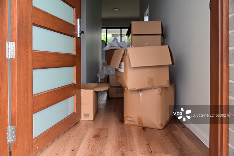 新家入口大厅里的搬家箱子图片素材