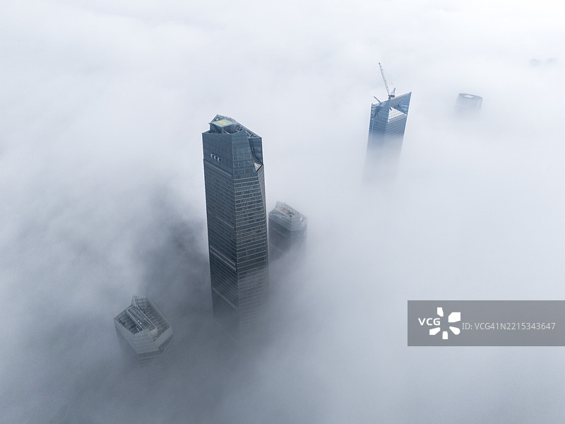 青岛上空的平流雾晨景图片素材