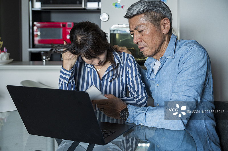 老年夫妇在家中在线咨询医生图片素材