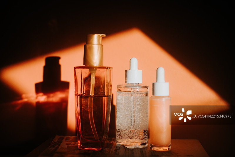 护肤化妆品瓶 casting shadows.概念性的图片素材