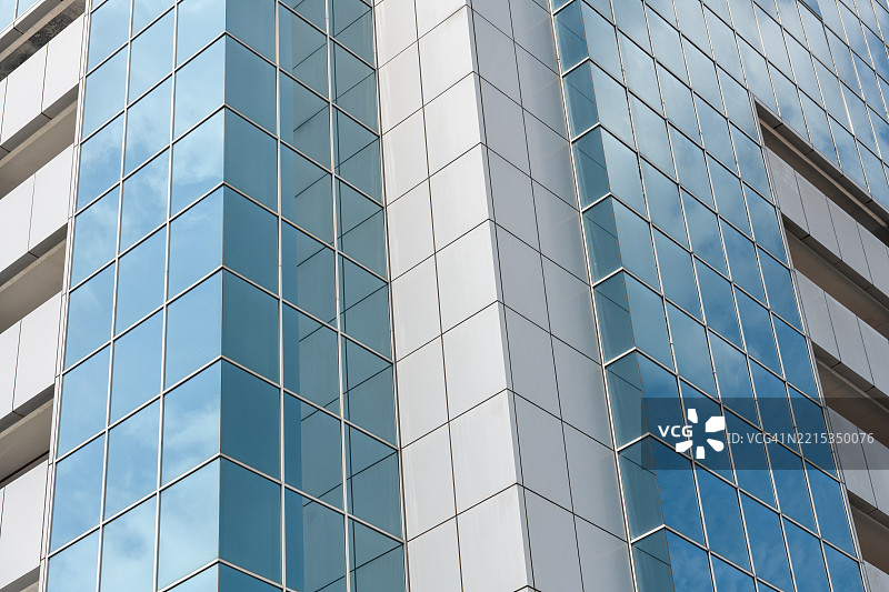 戴着眼镜的商务大楼图片素材