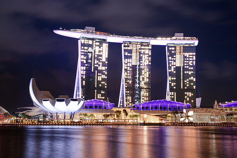 新加坡滨海湾日落后的建筑图片素材