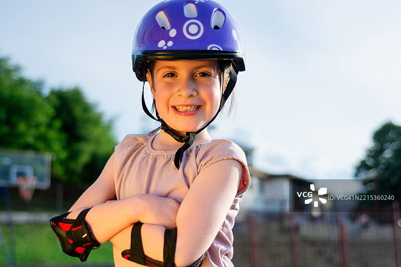 可爱小女孩佩戴运动头盔的肖像图片素材