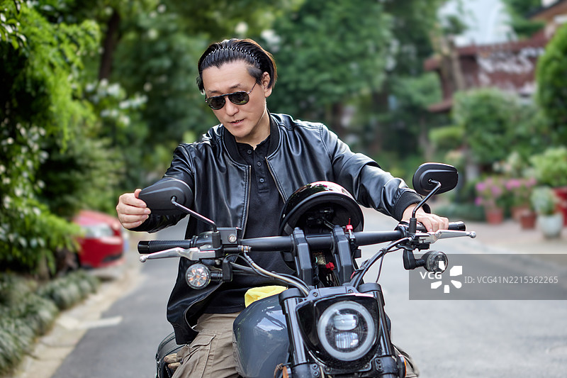 摩托车手准备出发图片素材