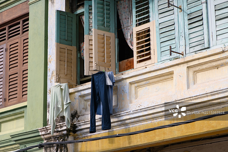 窗外晾晒的布料图片素材